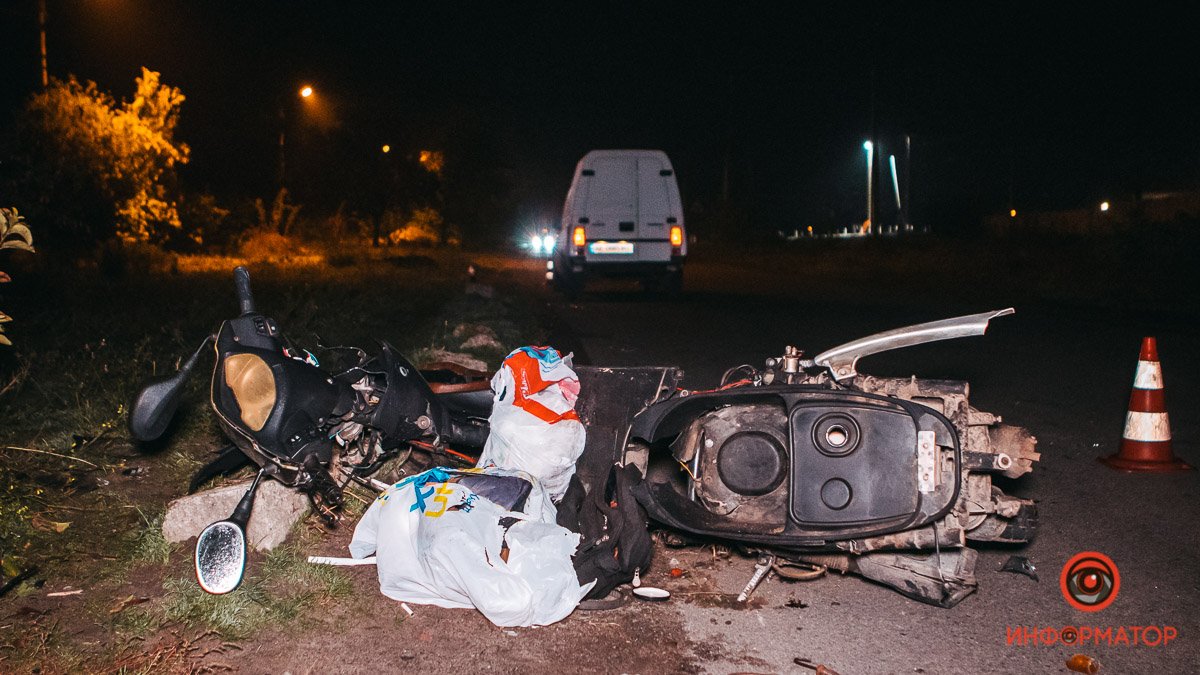 В Днепре на Генерала Воливача столкнулись Таврия и скутер: пострадали 2 человека