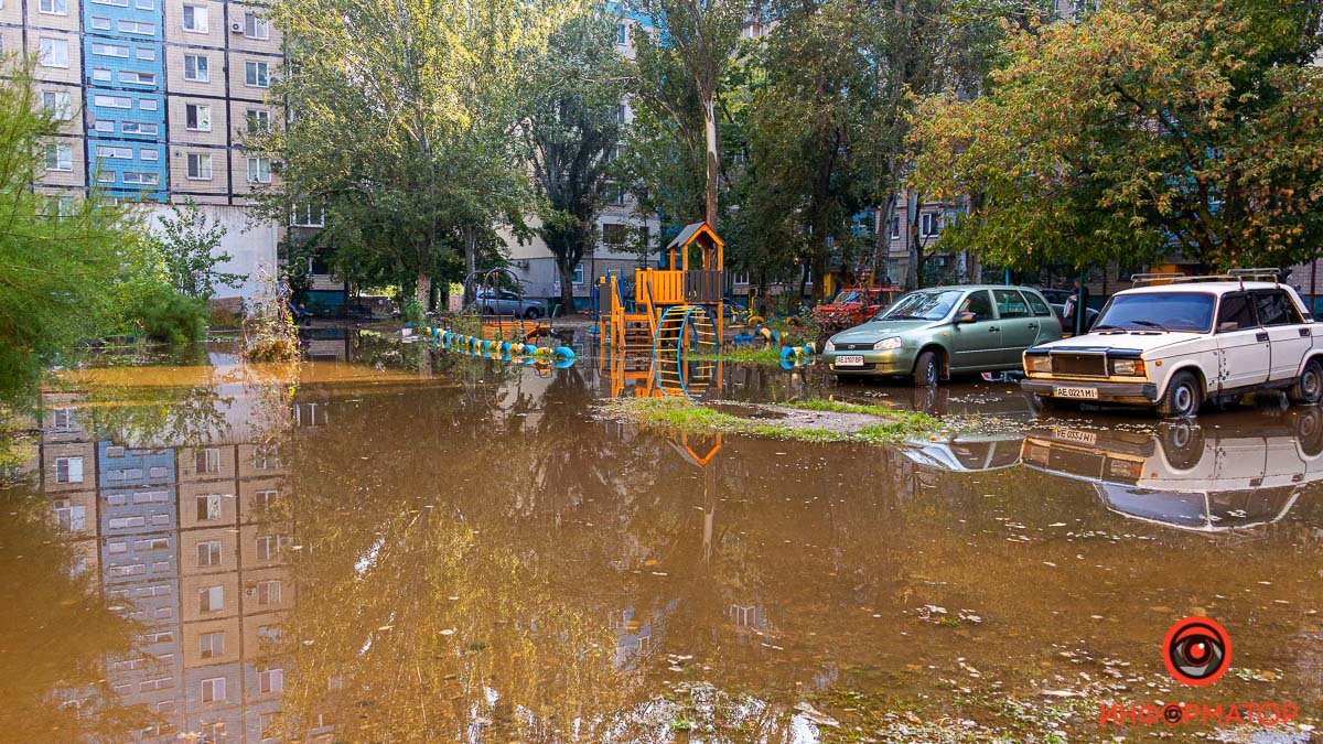 В Днепре на Мониторной из-за аварии на водопроводе затопило детскую площадку