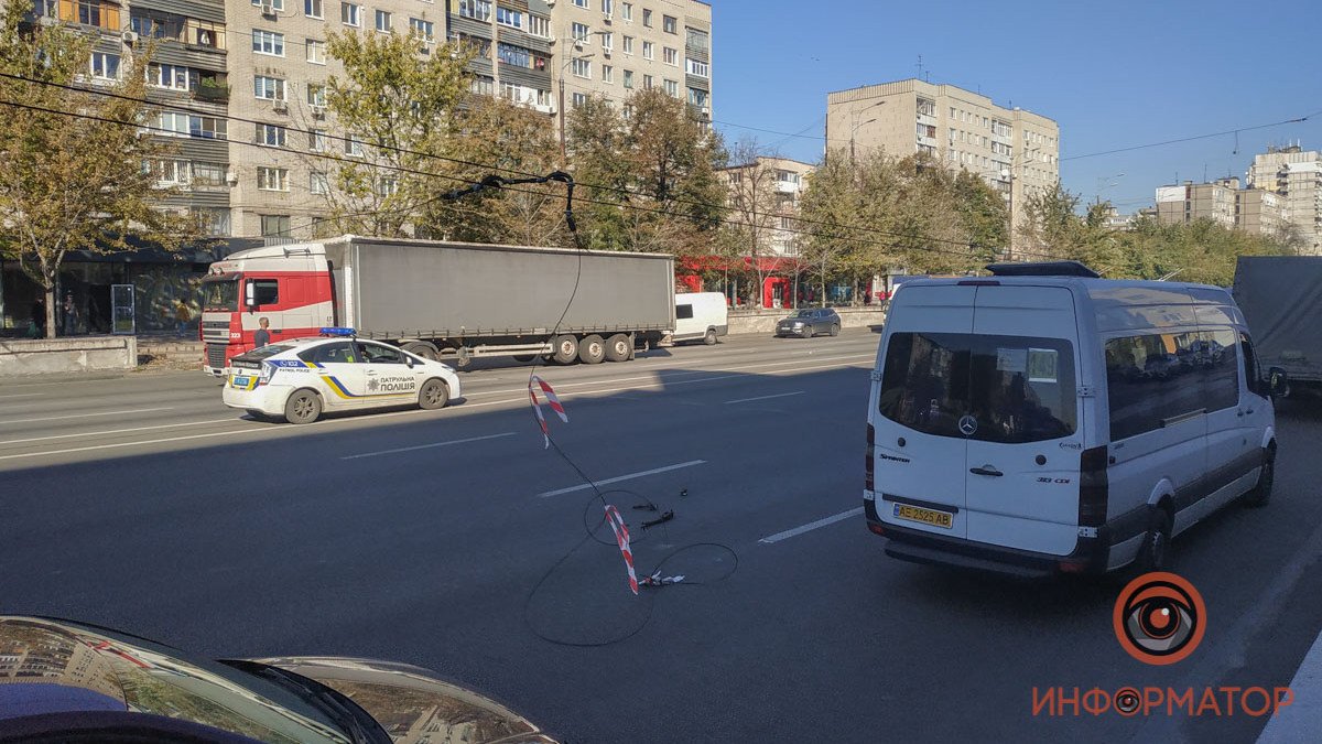 В Днепре на Слобожанском манипулятор оборвал троллейбусную линию: провода повредили Камаз и 2 Toyota в автосалоне