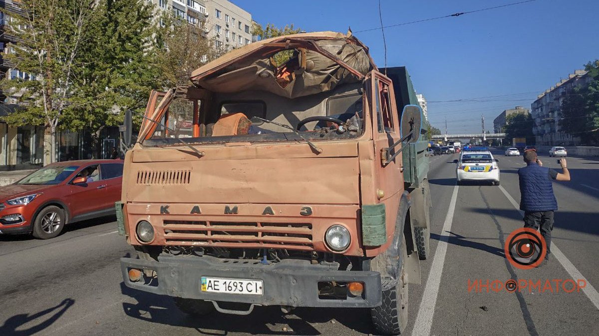 В Днепре на Слобожанском манипулятор оборвал троллейбусную линию: видео момента аварии