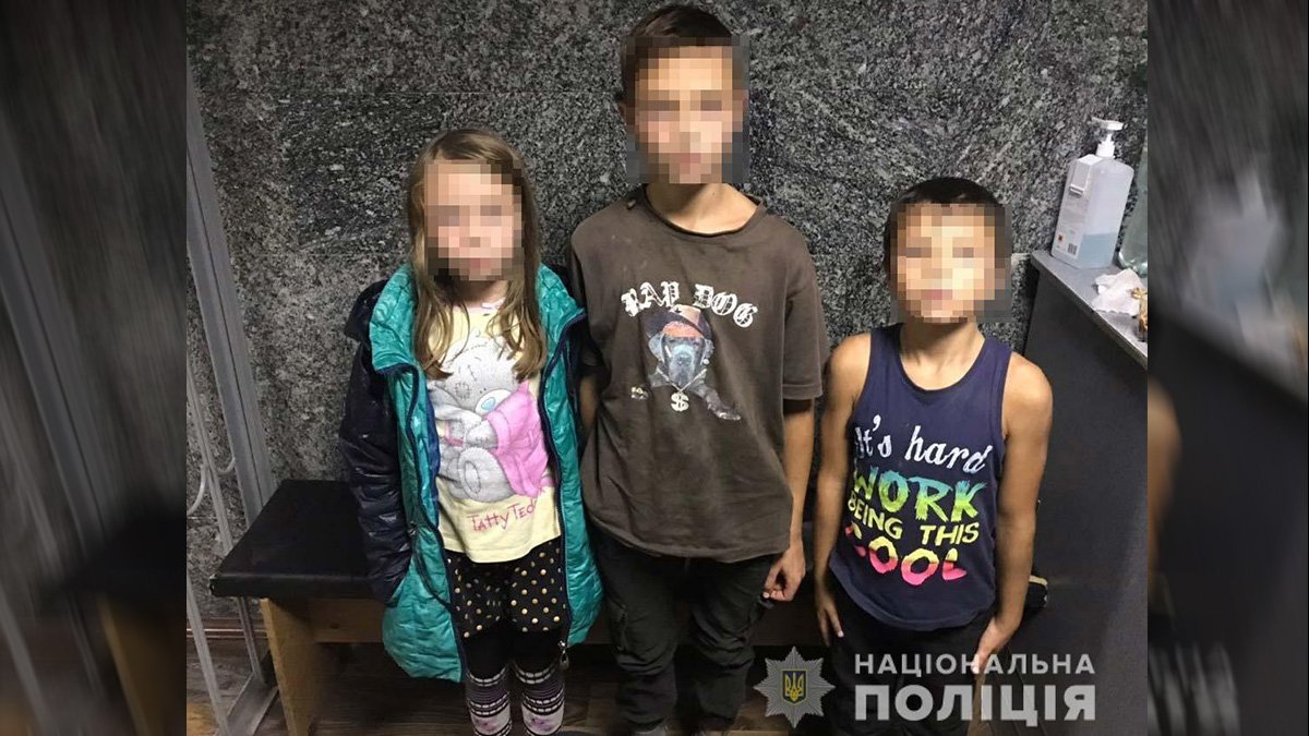 Под Днепром мать бросила троих детей на улице и ушла по делам