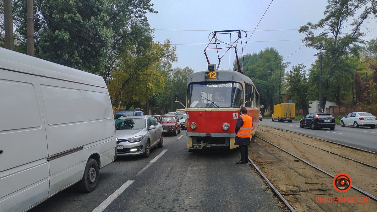 В Днепре на Богдана Хмельницкого трамвай сошел с рельсов: собралась пробка