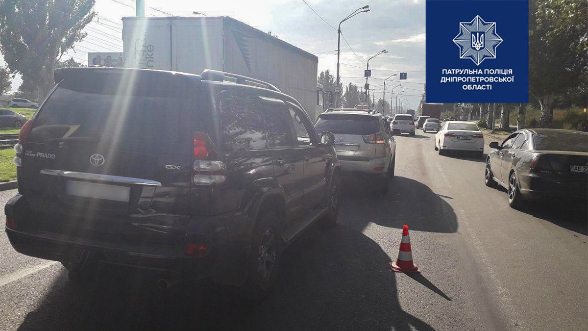 В Днепре настоятель храма на Toyota Prado врезался в Lexus