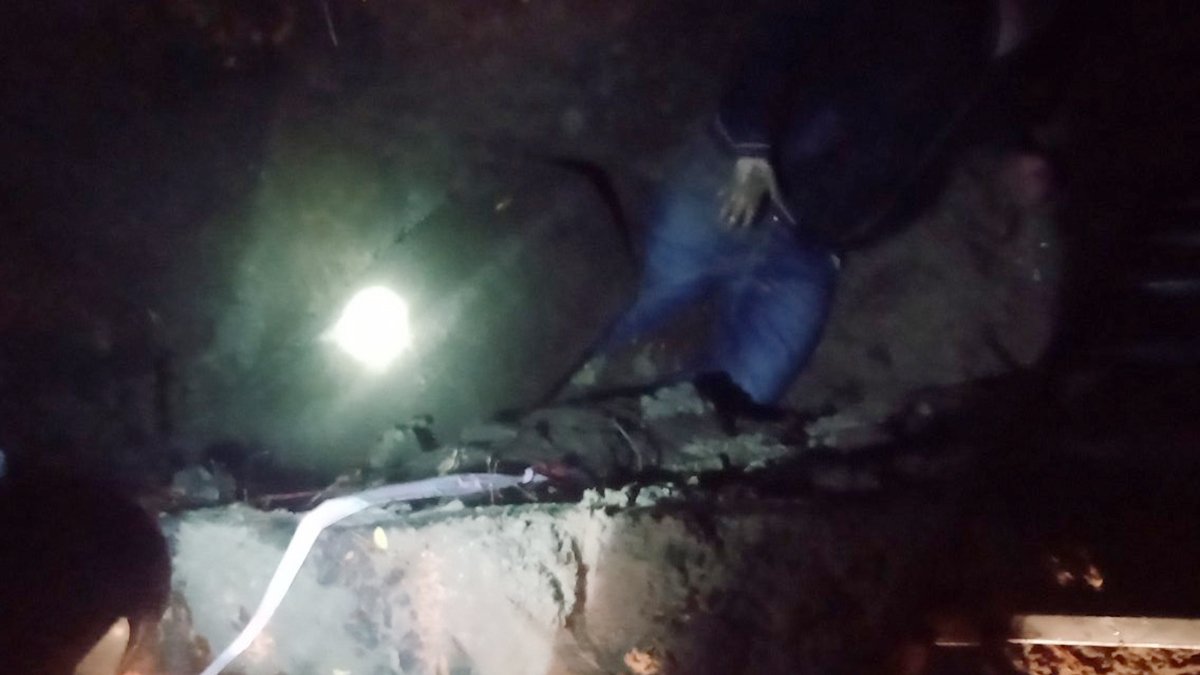 В Днепре на Слобожанском девушка упала в яму и застряла под железобетонной плитой