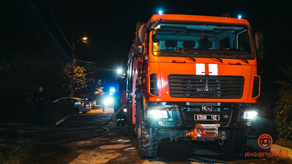 В Днепре на Петлюры горел дом: патрульные и спасатели вывели из огня 3 детей