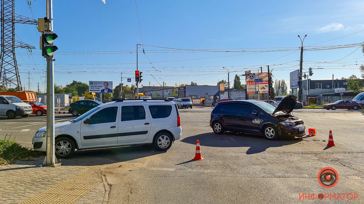 В Днепре на проспекте Богдана Хмельницкого столкнулись Volkswagen и Lada: девушку забрала скорая