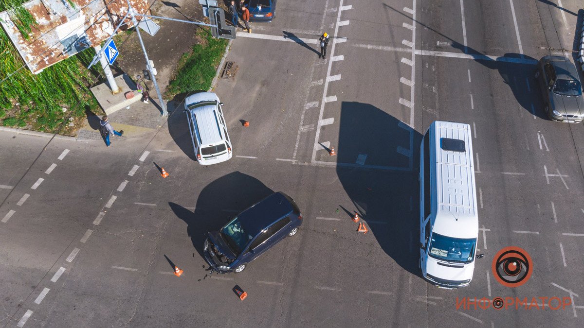 В Днепре на проспекте Богдана Хмельницкого столкнулись Volkswagen и Lada: видео момента аварии