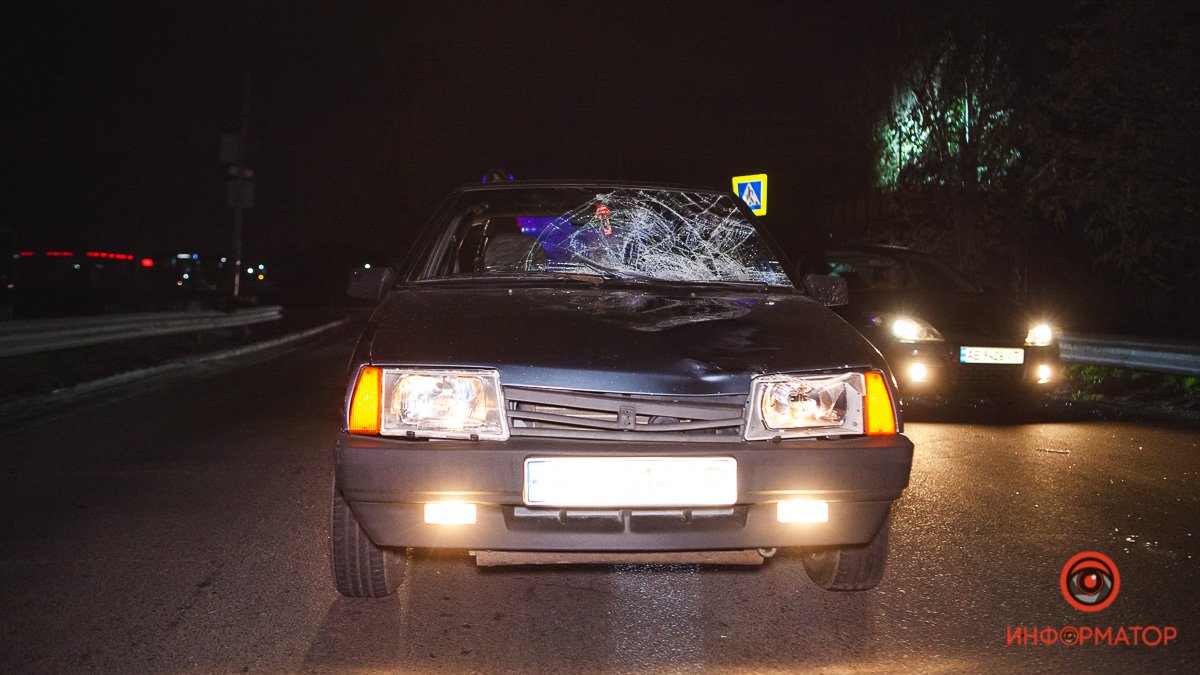 В Днепре на Курсантской возле автосалона Ford ВАЗ сбил женщину: ее забрала скорая