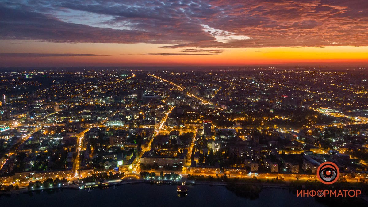 Над Днепром зажегся персиковый закат: ТОП фото из соцсетей