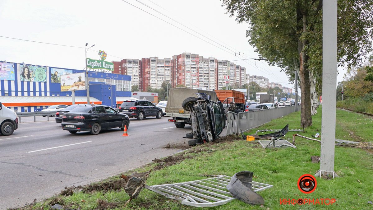 В Днепре на Запорожском Шоссе перевернулся Volkswagen: пострадала девушка