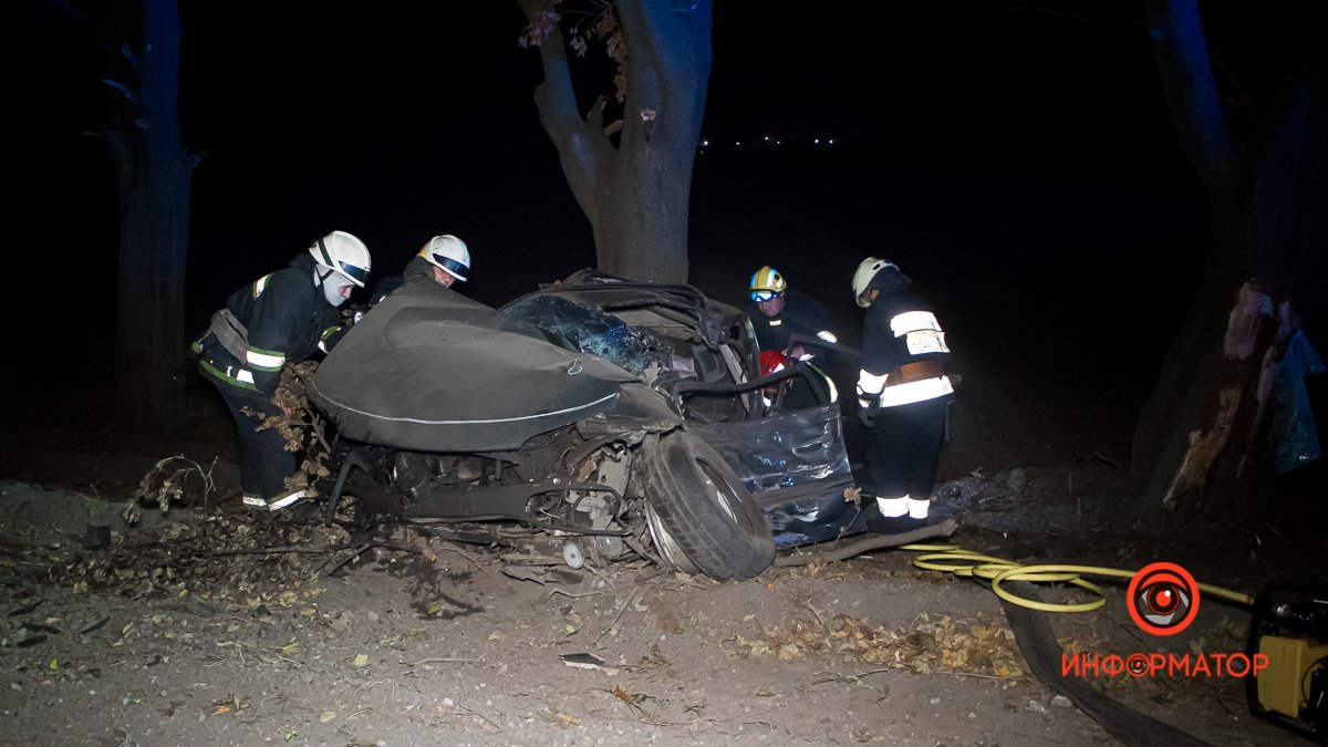 На трассе Днепр-Кривой Рог Opel съехал с дороги и врезался в дерево: тело водителя доставали спасатели