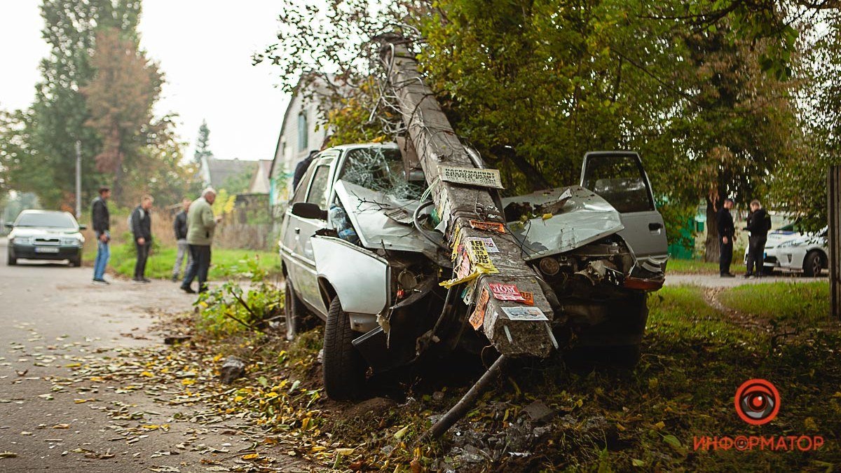В Днепре ЗАЗ уходил от удара с Mercedes и снес столб: видео с регистратора "Таврии"