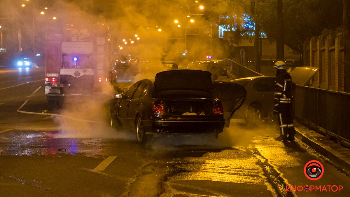 В Днепре на Слобожанском проспекте Lexus ударил Nissan и загорелся: видео момента аварии
