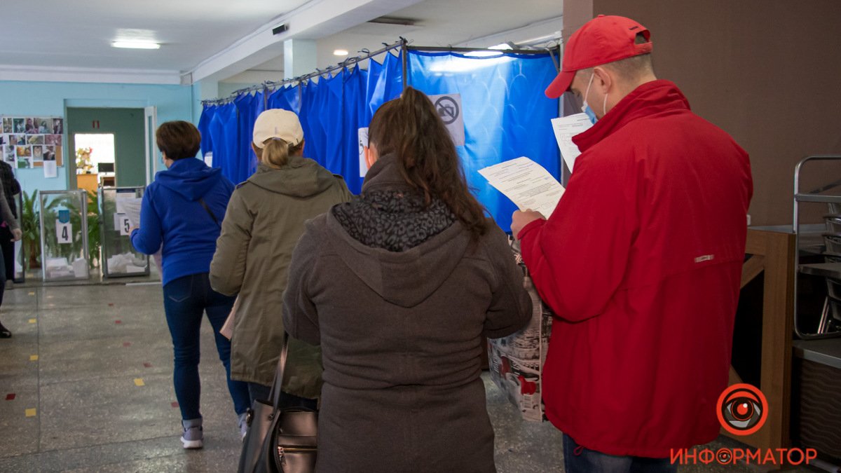 В Днепре на выборах выстраиваются огромные очереди: ждут час, чтобы проголосовать