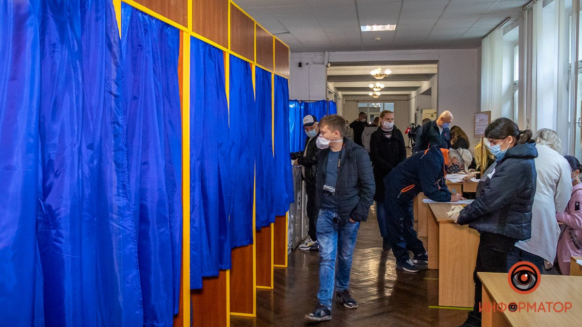 Как проходит голосование на участках Соборного района в Днепре