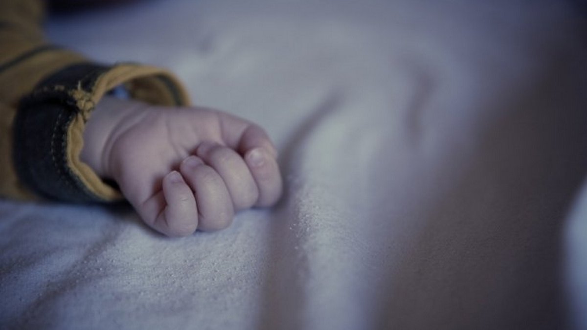 20 минут не билось сердце: в Днепр доставили "тяжелого" 3-летнего мальчика с коронавирусом