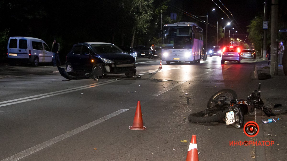 В Днепре на улице Богдана Хмельницкого столкнулись Peugeot и мотоцикл