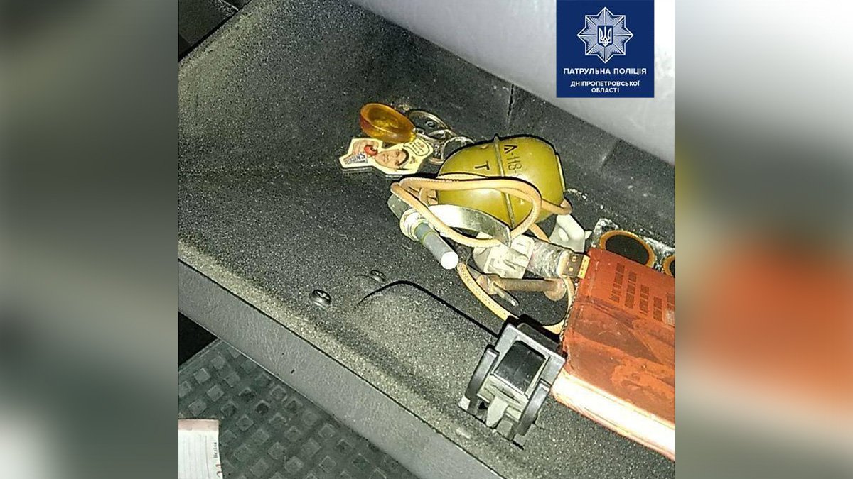 В Днепре на Большой Диевской в автомобиле с "картонными" номерами нашли корпус гранаты