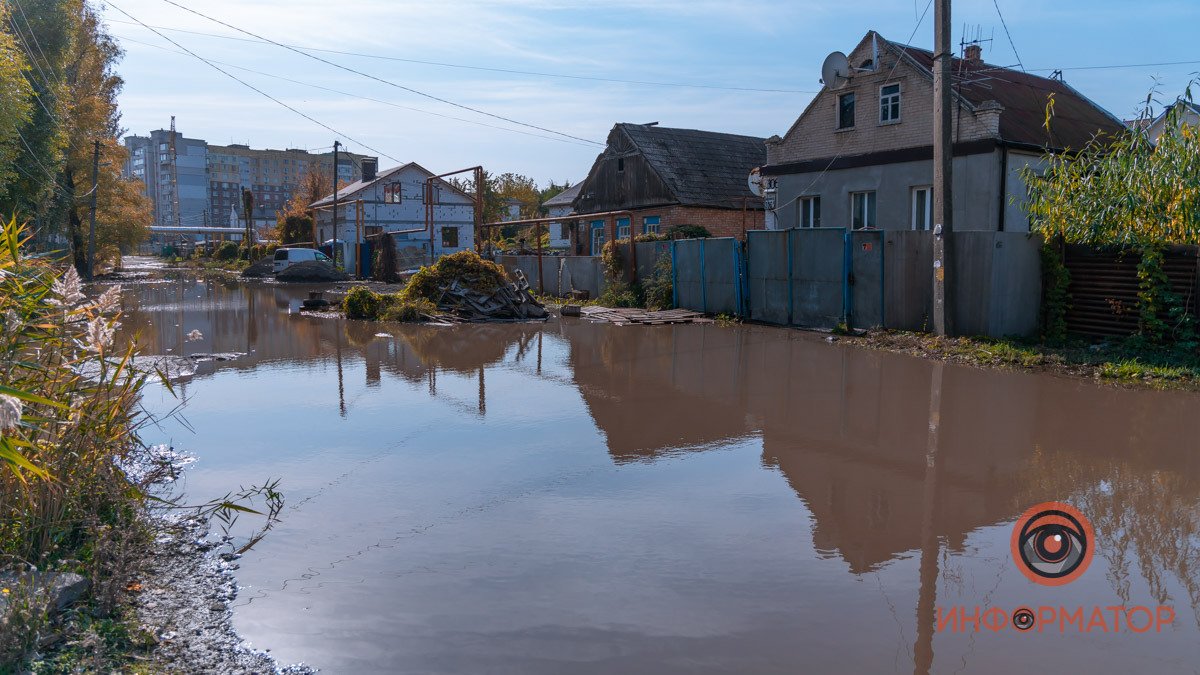 В Днепре затопило улицу Мандрыковскую: жители вброд добираются до своих домов