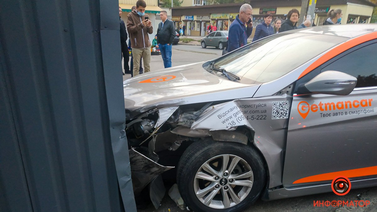 В Днепре Hyundai столкнулся с Mitsubishi, сбил пешеходов и врезался в киоск: двое пострадавших