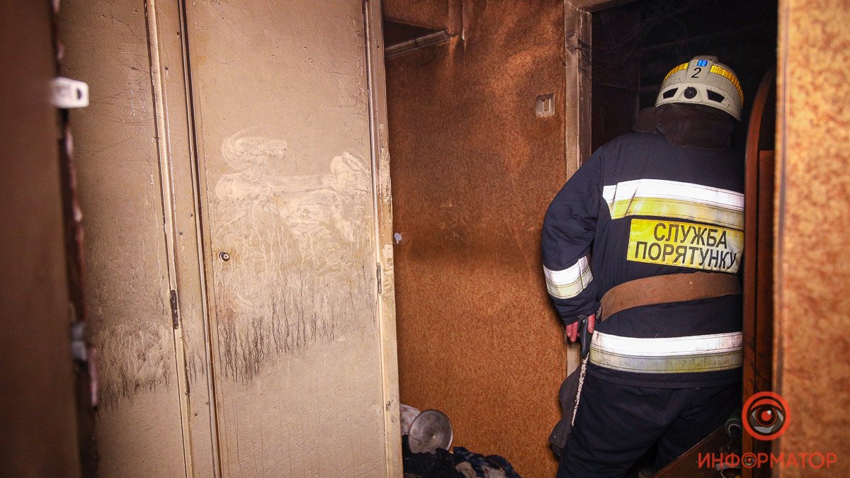 Пожар на Рабочей в Днепре: патрульные со спасателями вынесли из горящей квартиры двух женщин