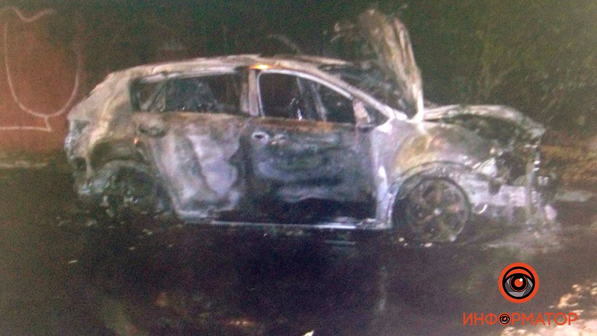 В Днепре на Поля горел автомобиль сотрудницы полиции