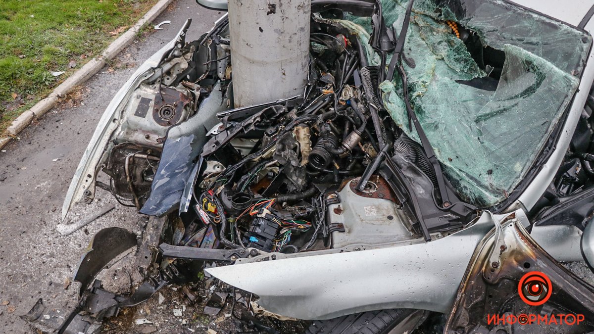 В Днепре у заправки «Юкон» Mazda влетела в столб и загорелась: водителя забрала скорая