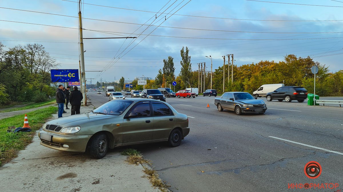 В Днепре на Запорожском шоссе после столкновения с Toyota автомобиль Daewoo вылетел на тротуар