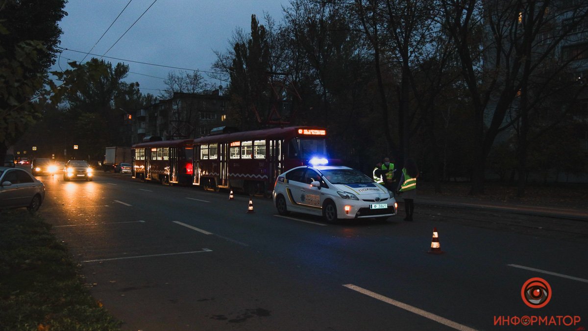 В Днепре на проспекте Хмельницкого ВАЗ сбил девушку: движение трамвая затруднено