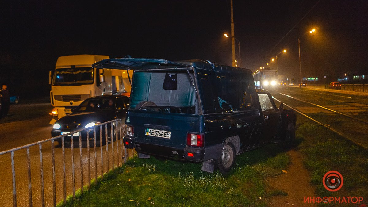 В Днепре на Донецком шоссе «Иж» столкнулся с Renault, вылетел на обочину и перевернулся: появилось видео