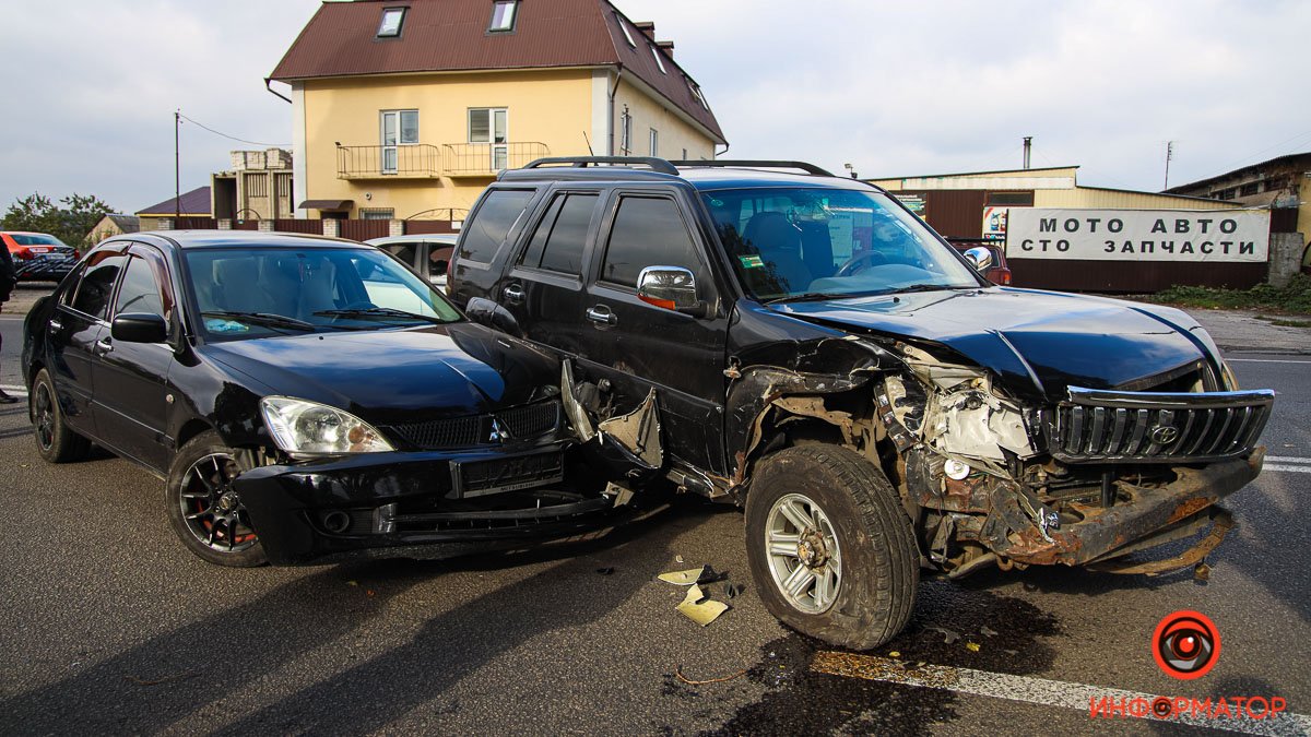 В Днепре на Криворожской столкнулись Mitsubishi и Dadi: видео момента аварии