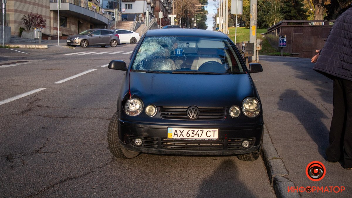 В Днепре на Яворницкого Volkswagen сбил мужчину: пострадавшего забрала скорая