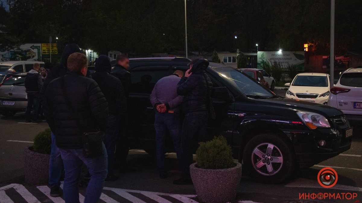 В Днепре возле ТЦ «Дафи» сотрудники полиции задержали двух мужчин на Kia