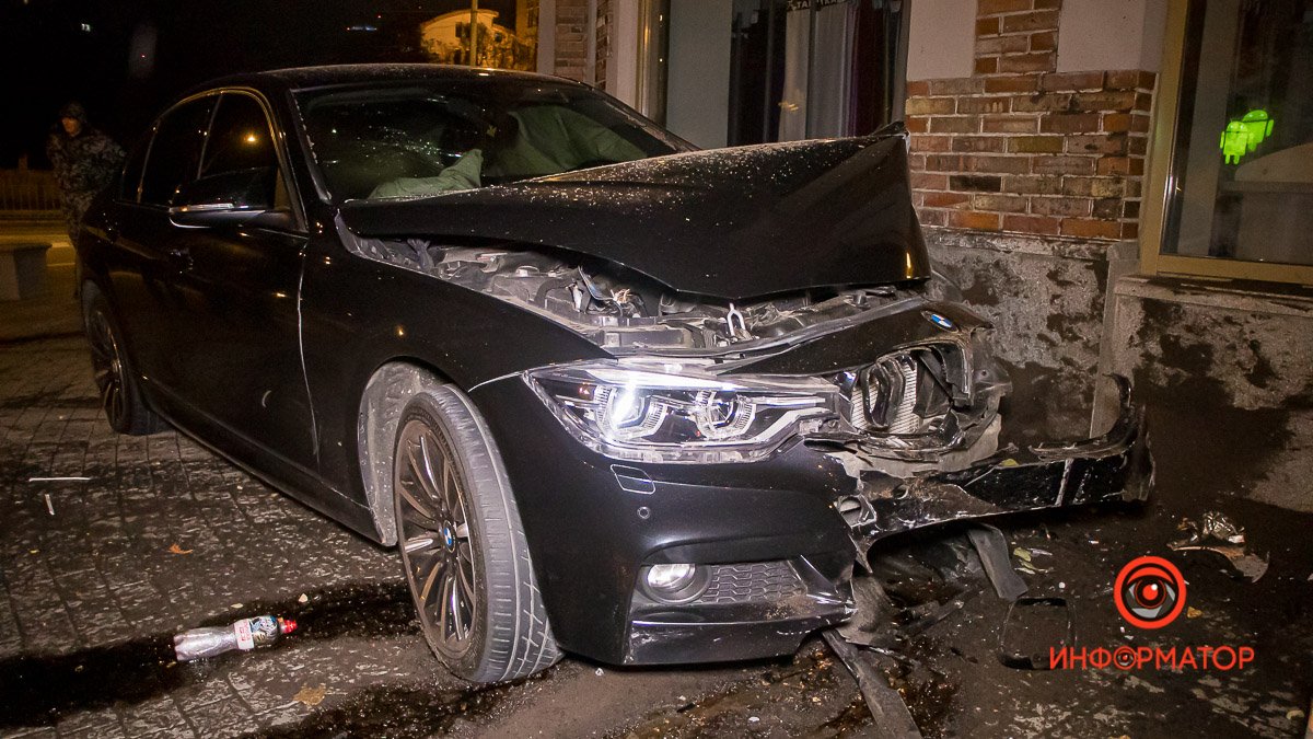 В Днепре на Вячеслава Липинского BMW влетел в магазин тканей: водитель сбежал