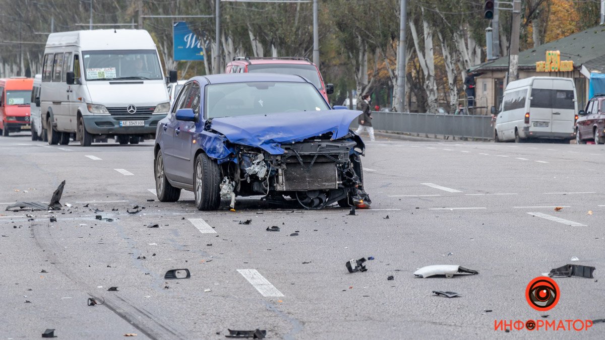 В Днепре на Набережной Заводской Toyota столкнулась с Mazda: видео момента аварии