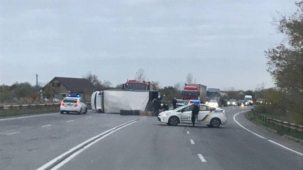 В Днепре на Полтавском шоссе грузовик зацепил отбойник и перевернулся