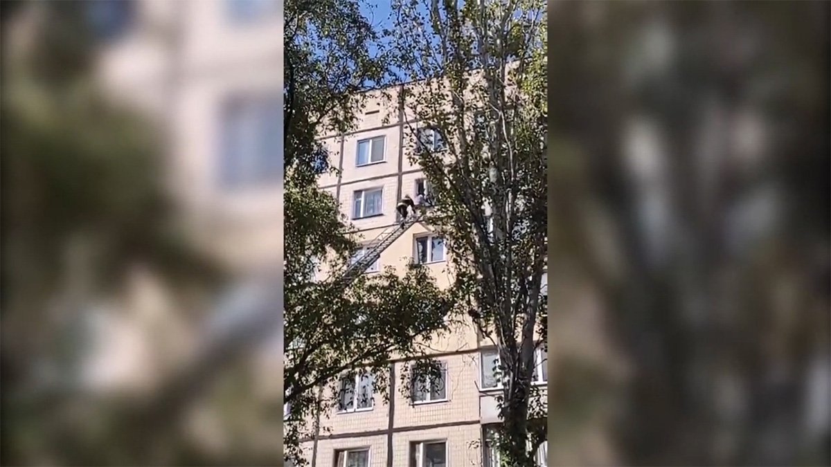 В Днепре спасли пенсионерку, которая хотела прыгнуть с 8-го этажа: видео момента