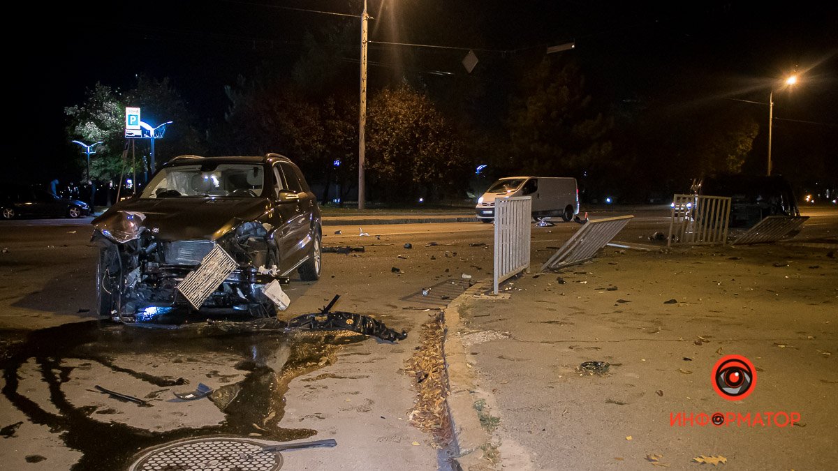 В Днепре возле "Поплавка" Mercedes врезался в Hyundai: автомобиль отлетел в забор и перевернулся