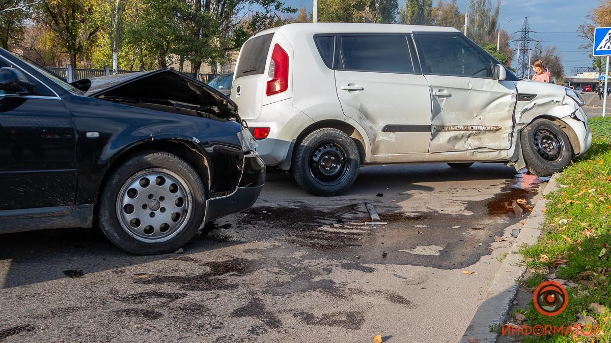 В Днепре на Калнышевского Subaru зацепил Kia: автомобиль вылетел на "встречку" и столкнулся с Audi