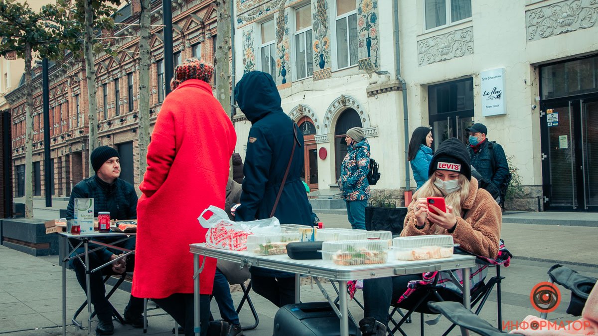 В Днепре на Короленко рестораторы на холоде накрыли столы и угощали прохожих