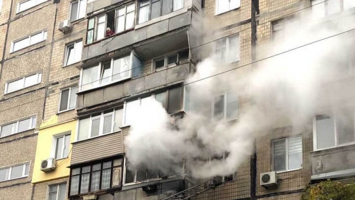 В Днепре на Малиновского горела квартира: дым затянул весь подъезд