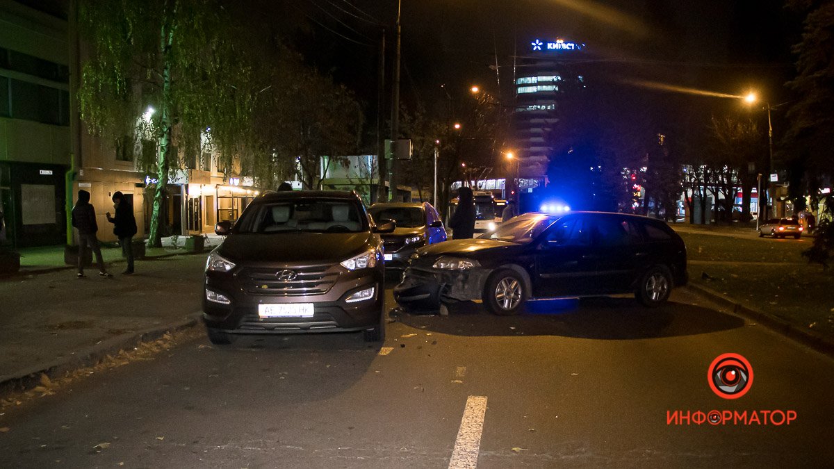 В Днепре на Гагарина Renault сбил пешехода и врезался в припаркованный Hyundai: проезд перекрыт