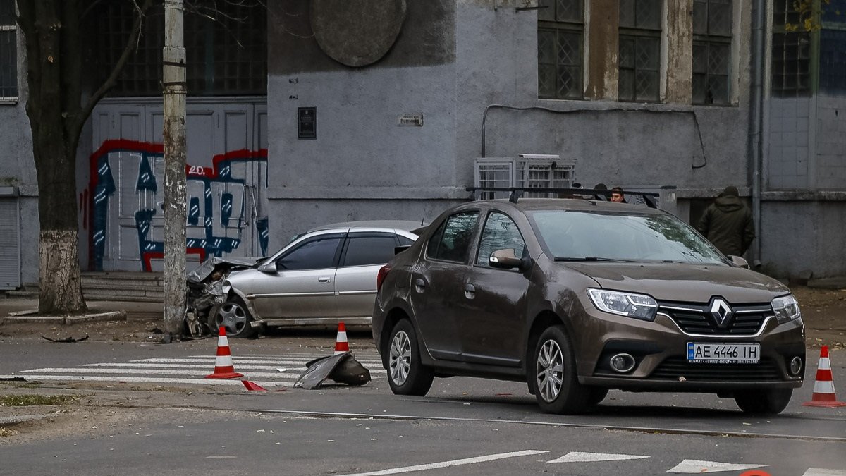 В Днепре на Пушкина Opel столкнулся с Renault и врезался в столб: трамваи заблокированы