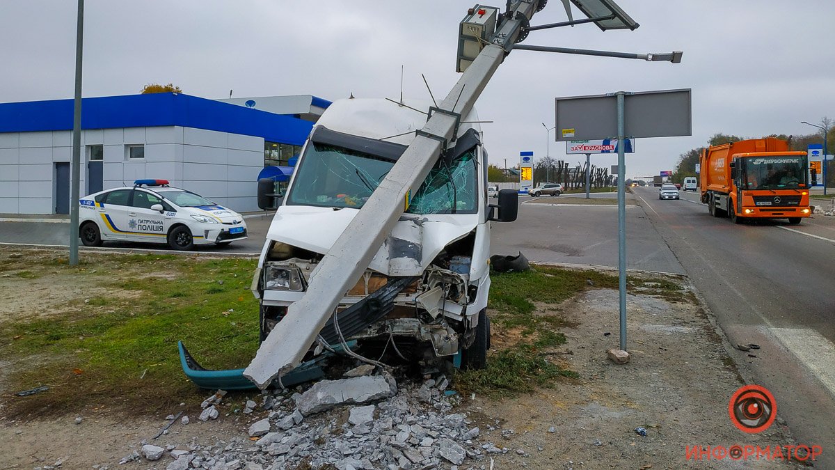 В Днепре возле заправки "Авиас" на Криворожском шоссе Mercedes снес столб