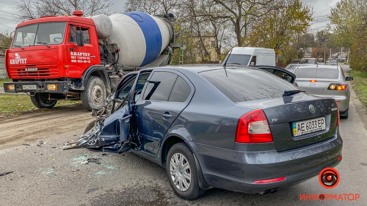 В Днепре на Широкой водитель Skoda уснул за рулем и врезался в грузовик