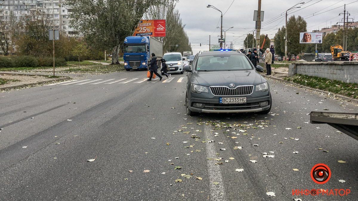 В Днепре на Донецком шоссе Skoda зацепила зеркалом женщину на переходе: пострадавшую забрала скорая