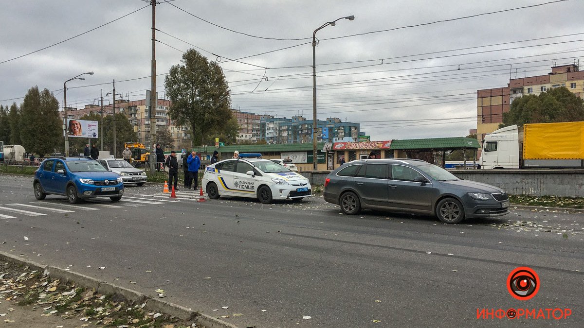 В Днепре на Донецком шоссе Skoda сбила женщину на переходе: видео момента аварии