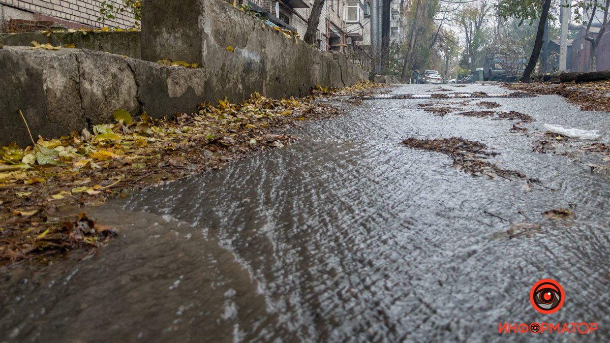 В Днепре на Нарымской прорвало трубу: улицы заливает водой