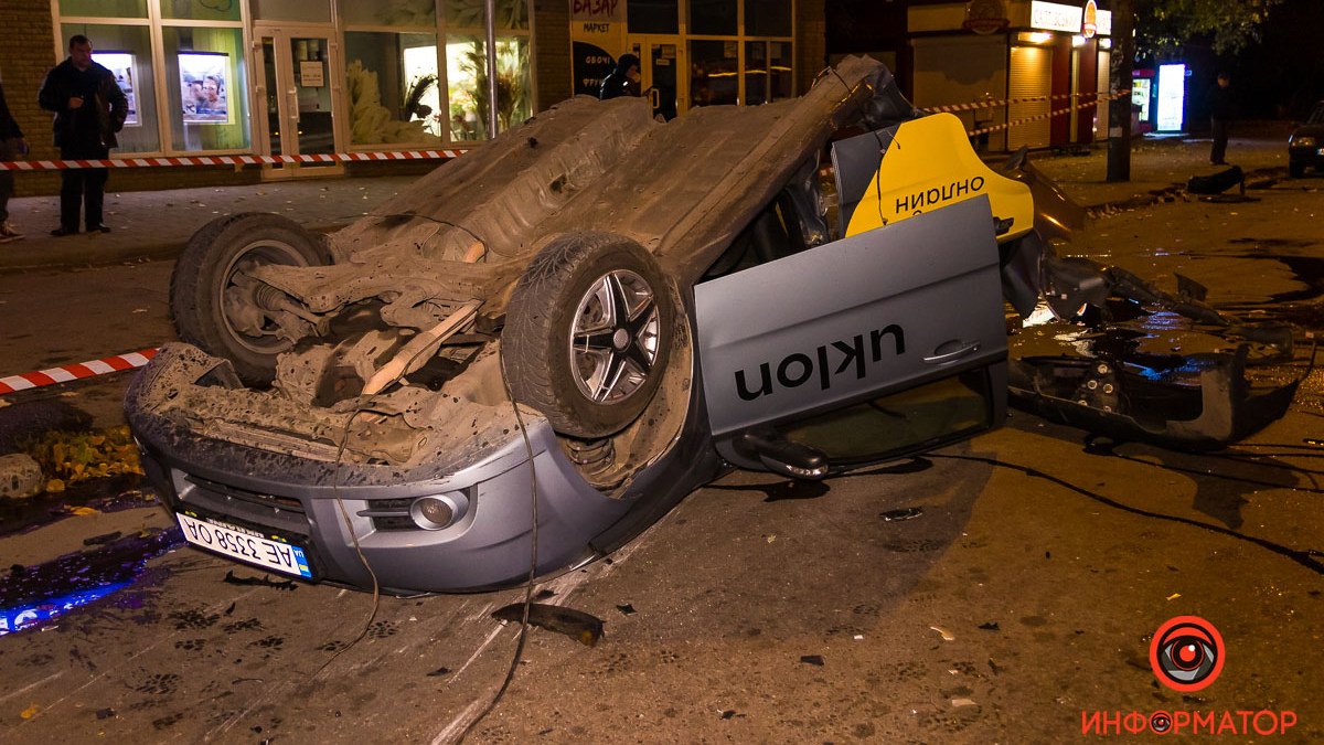 В Днепре на Победе автомобиль такси Uklon столкнулся с Subaru и разлетелся на части: появилось видео