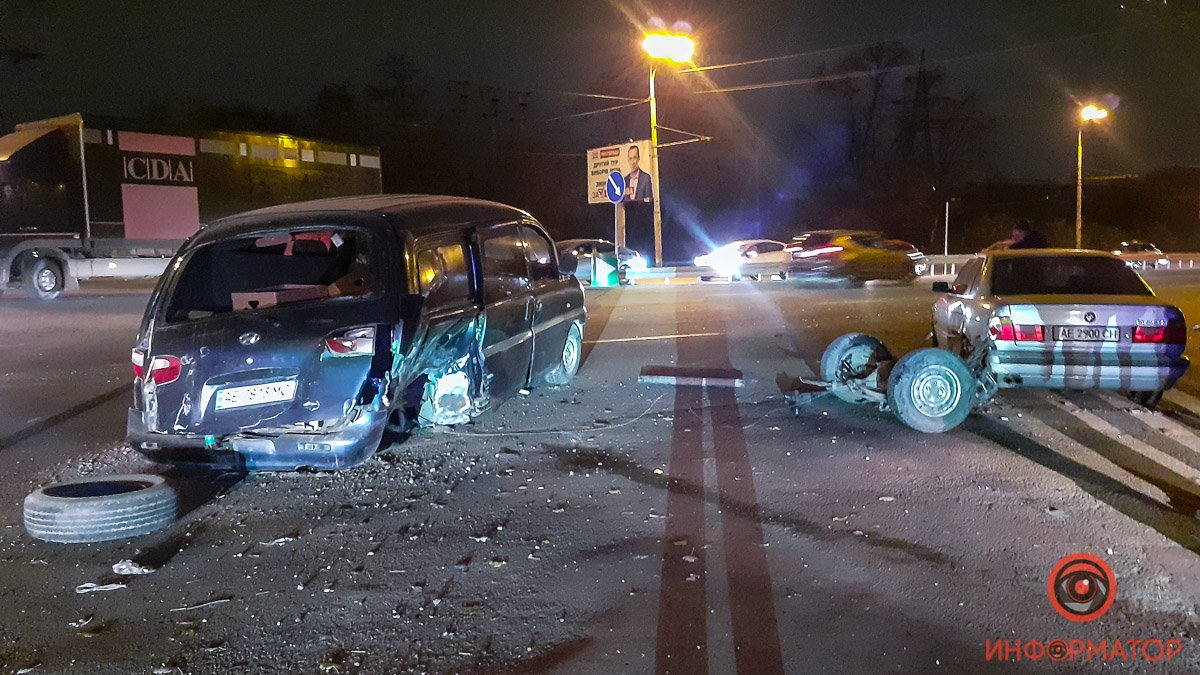 В Днепре на Запорожском шоссе от удара с BMW у Hyundai вырвало задние колеса